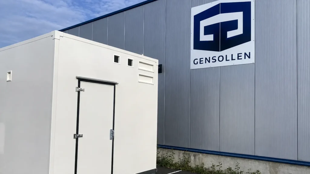 Armoire technique polyester fibre de verre Europoly devant le bâtiment Gensollen, filiale du groupe