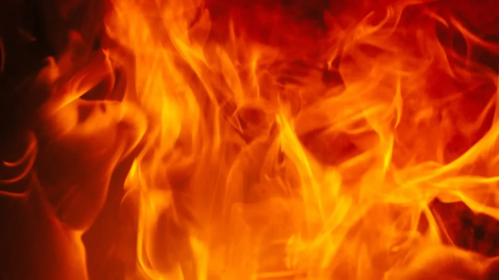 Flammes illustrant le risque incendie en environnement industriel